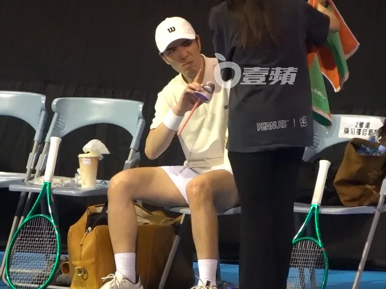 助理拿起毛巾要幫老蕭擦汗，被他回絕。特勤中心攝