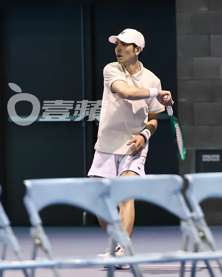 老蕭當天穿著米白上衣搭配白色運動褲，戴白色鴨舌帽。特勤中心攝