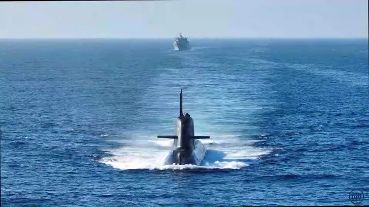 「海鯤軍艦」進行淺水潛航測試全紀錄。台船提供