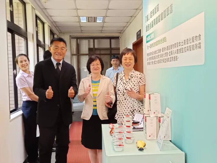 中企署表示淨零轉型是攸關中小微企業競爭力的關鍵課題，將持續擴大綠色聚落推動範圍，跨產業合作機制，展現鞋機、紡織、水產加工、鋁門窗、家具、塑膠射出及包材等產業聚落輔導成果。許麗珍攝