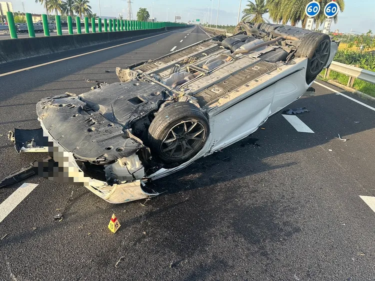警消到場時吳男躺在車道上，已經沒有呼吸心跳，送醫急救後仍宣告不治。民眾提供