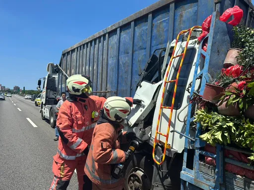 國1新竹路段聯結車和貨車追撞　1駕駛一度受困已脫困送醫