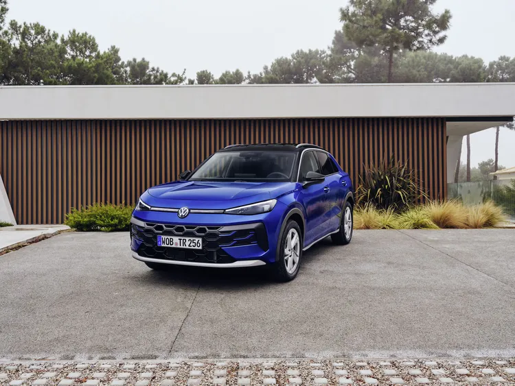 全新世代Volkswagen全新大改款T-Roc採用更鮮明的Coupe-like跑旅設計，結合全面升級的智慧科技、寬敞車室空間與精緻座艙質感，展現新世代都會跑旅的動感魅力。業者提供