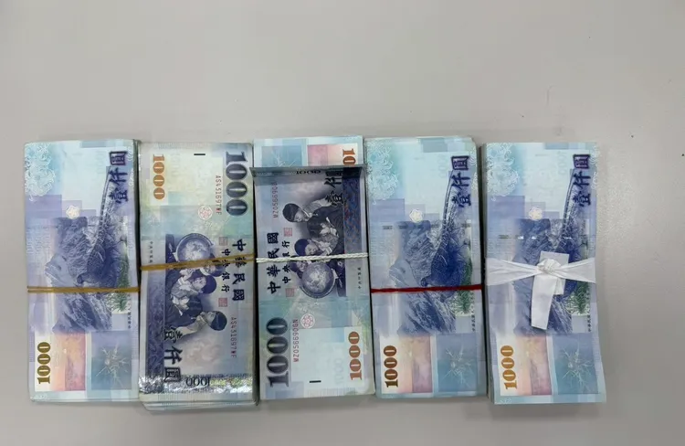30萬元現金。中壢警分局提供