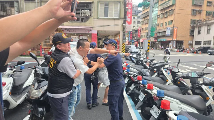 家長看見涉案教保員後情緒失控大聲飆罵。葉先鵬攝