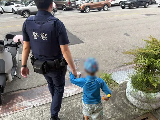 4歲童穿泳衣走大街「找媽媽」　熱心店家急報警求助　