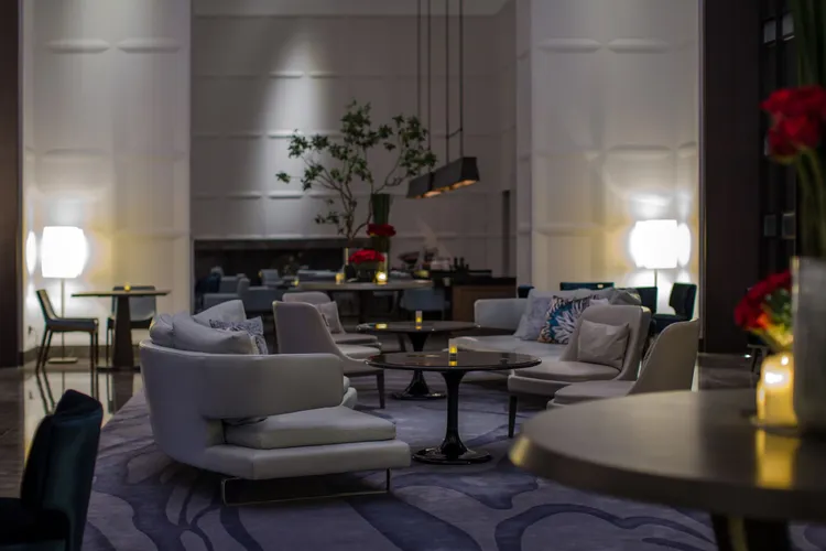 台北萬豪Lobby Lounge挑高九米九的氣派場域空間。業者提供