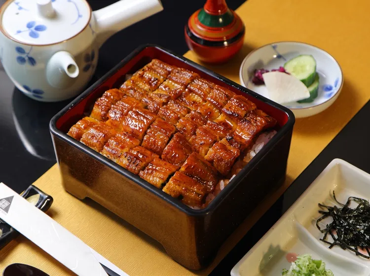 中山日本料理廳「鰻魚飯」以秘製老滷醬汁細火炙烤，醬香濃郁、肉質細嫩。業者提供