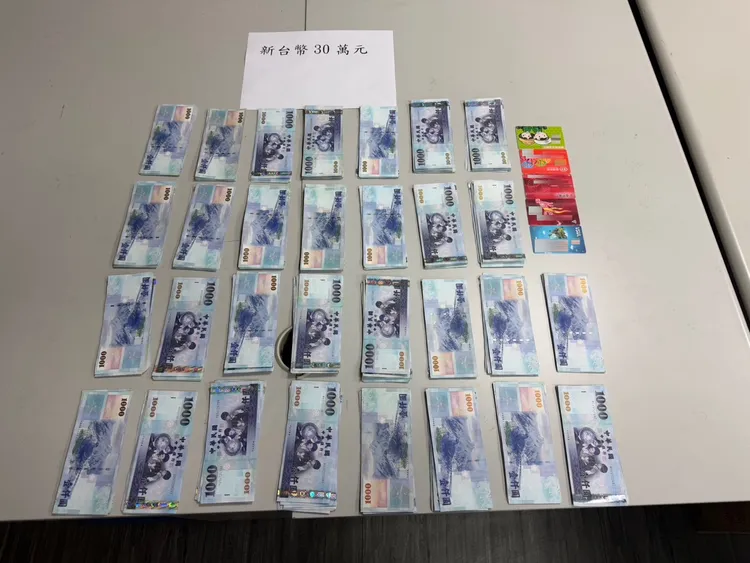 警方查獲30萬元贓款。翻攝畫面