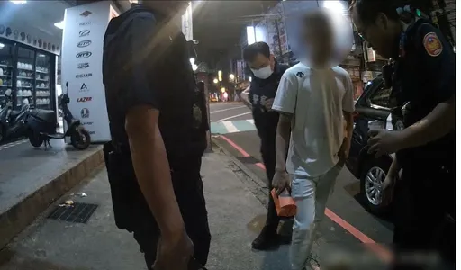 19歲車手超商領完錢出門就被逮　捧30萬還辯「世足賽賭金」