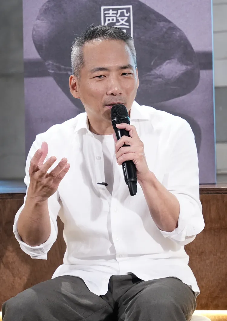 石頭因腰傷無法寫書，改以香氛創作。彭欣偉攝