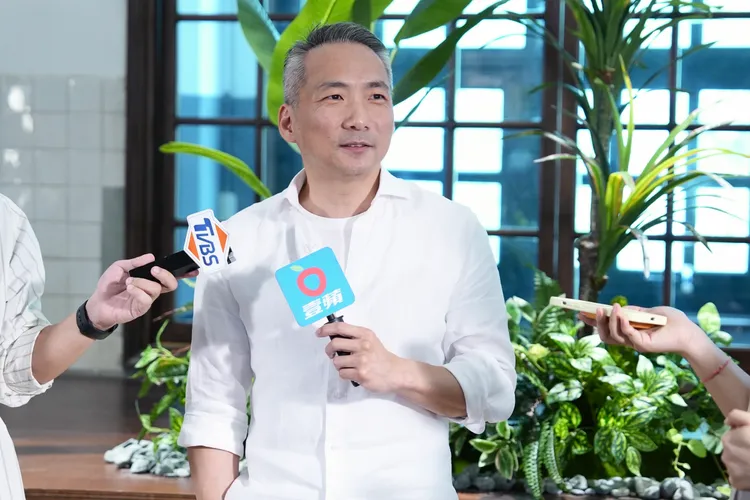 石頭因腰傷癱床仍想創作，以香氛呼喚感官。彭欣偉攝