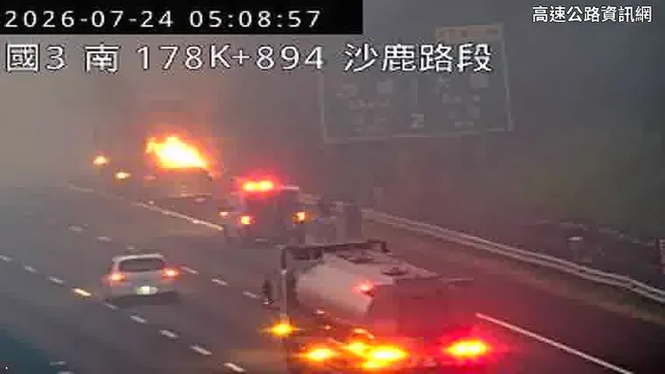 國道3號追撞事故造成火燒車，1名轎車駕駛逃生不及被燒成焦屍。民眾提供