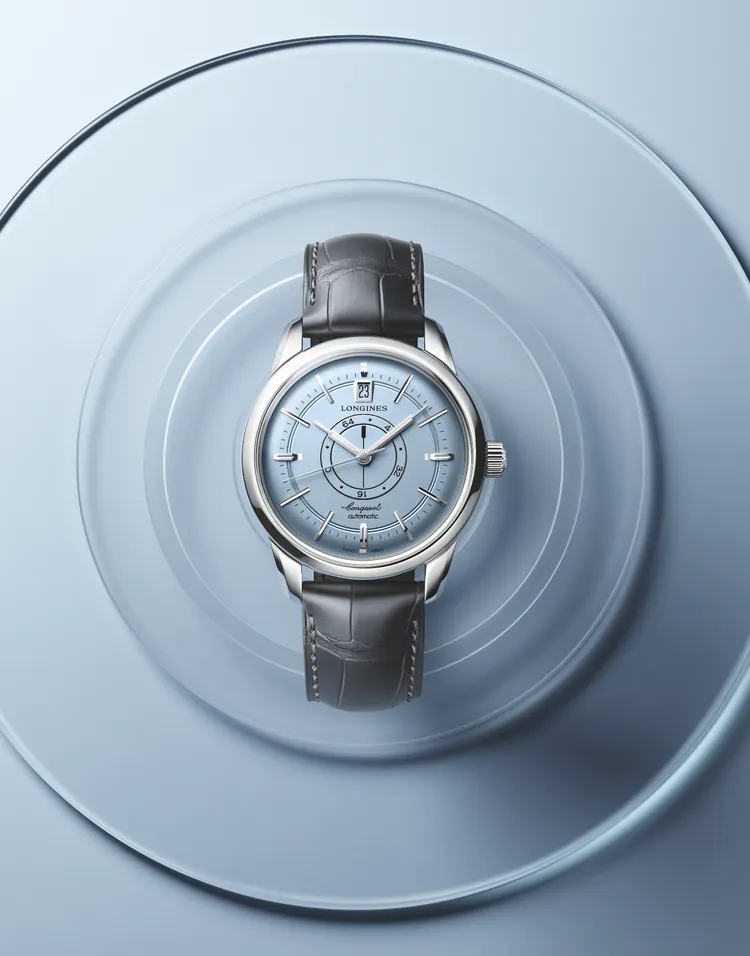 浪琴表CONQUEST HERITAGE中央動力儲存指示腕錶（型號：L1.648.4.92.2），38mm，不鏽鋼錶殼，霜霧藍色蛋白石紋錶盤，雅灰色鱷魚皮革錶帶，獨家浪琴表L896.5自動上鏈機芯，動力儲存72小時，防水深度50米，13萬4700元。品牌提供
