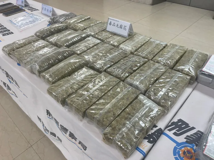遭海關查獲的龍眼乾與大麻。翻攝畫面
