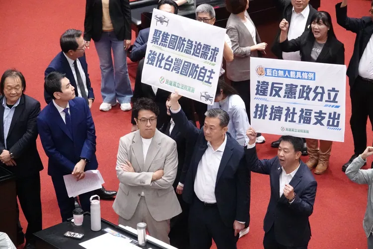 無人機採購特別條例，3日經立法院院院會一讀通過，圖為民進黨立委王世堅、陳冠廷、沈伯洋、王定宇、許智傑。莊宗達攝