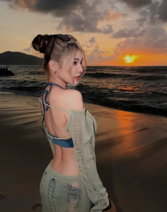 琳妲看夕陽大秀美背。翻攝琳妲IG