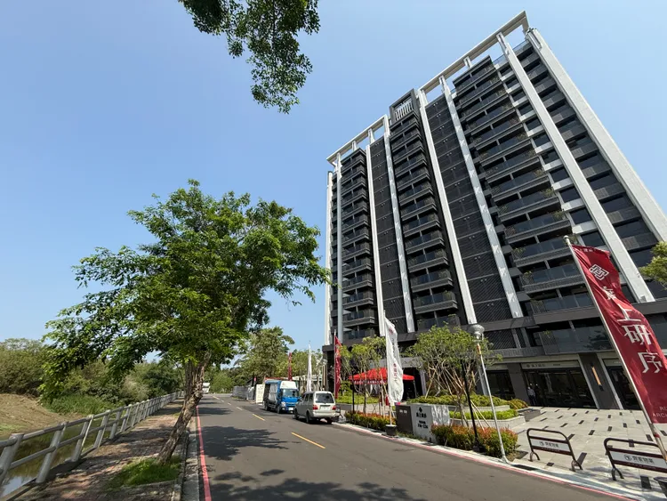 廣上建築近期推出大樓成屋案「廣上研序」，屬楠梓區典寶溪水岸首排景觀宅。葉家銘攝