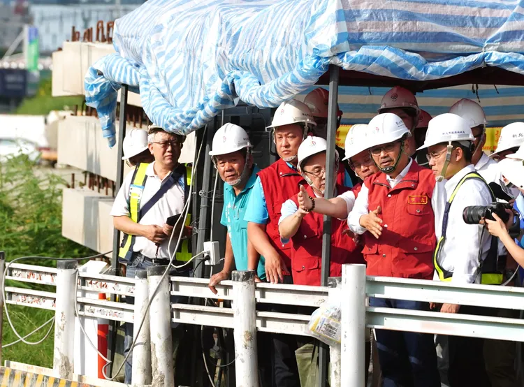 新北市長侯友宜視察工進時提醒團隊注意颱風防汛工作。地政局提供
