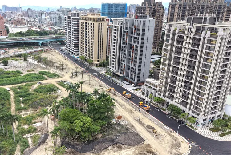 港泰自辦重劃區旁的坡雅路，預計本月中旬完工通車。地政局提供