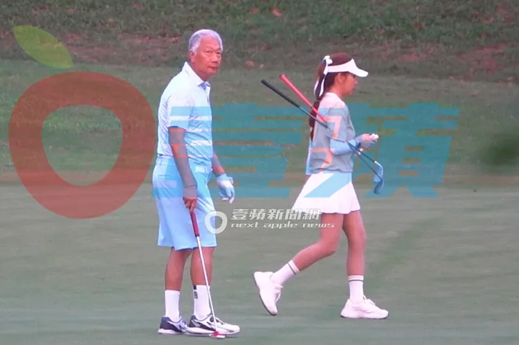 郭台銘經常和女球友謝女打球被《壹蘋》直擊。特勤中心攝