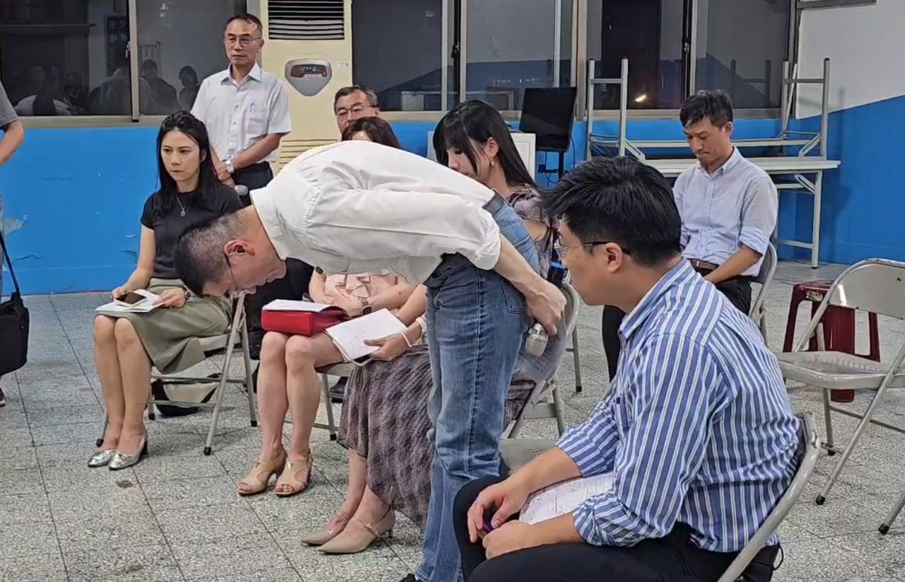 幼兒園虐童案家長怒火未平!謝國樑鞠躬致歉