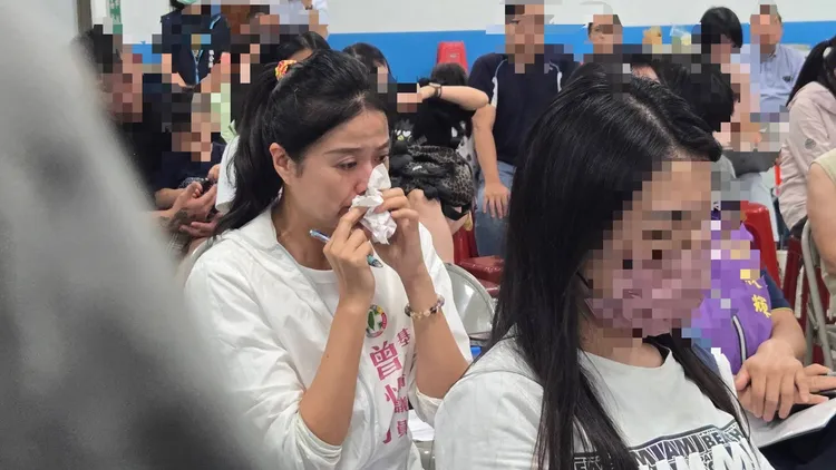 曾怡芳議員發言後忍不住淚崩。葉先鵬攝