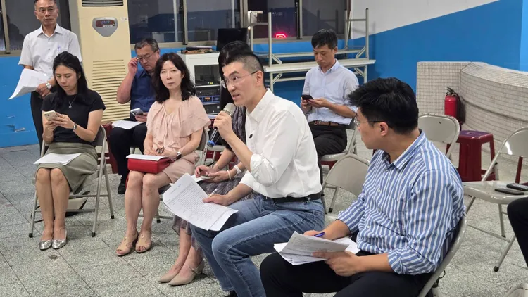 今天傍晚是政府在百福舉行家長會，除了向家長說明行政處理進度外，也聆聽訴求。葉先鵬攝