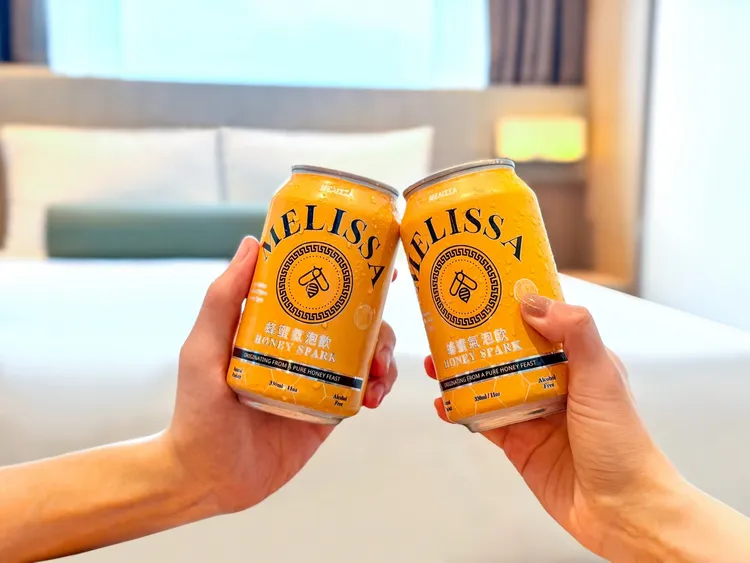 台北凱達大飯店攜手MELISSA推出「夏日氣泡．璀璨煙花」住房專案，入住即贈MELISSA蜂蜜氣泡飲，以清甜蜜香與細緻氣泡陪伴旅人共度浪漫夏夜。台北凱達大飯店提供