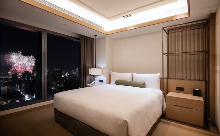 台北凱達大飯店響應大稻埕夏日節推出住房專案，擁有全景落地窗的豪華套房，可完美直擊燦爛花火的浪漫展演，原價2萬2800元優惠價每房含早餐8999元起。台北凱達大飯店提供