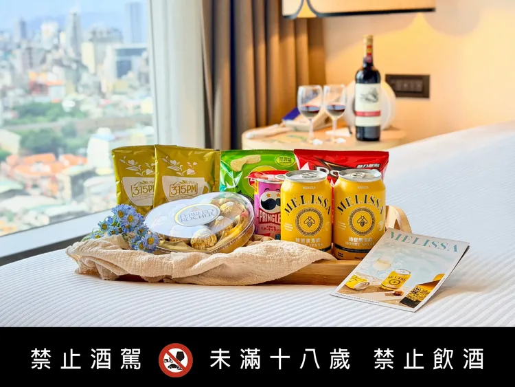 台北凱達攜手MELISSA推出「夏日氣泡．璀璨煙花」住房專案，豪華套房含早餐8,999元起，加贈MINI BAR、蜂蜜氣泡飲、紅酒乙瓶，打造專屬盛夏的浪漫假期。台北凱達大飯店提供