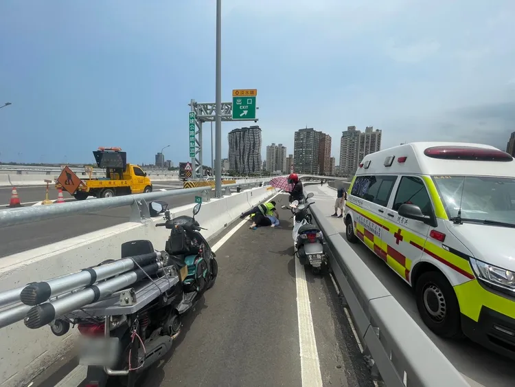 救護車到場無法從快車道進行救援。翻攝畫面