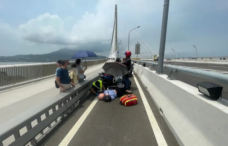 淡江大橋機車道昨發生騎士自摔車禍。翻攝畫面