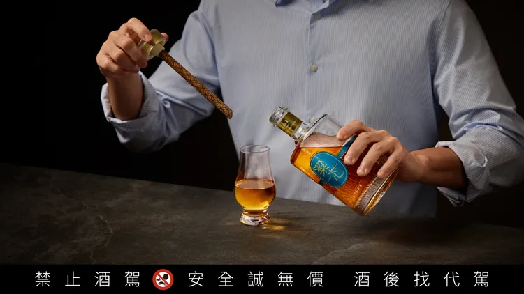 粱芯金門高粱酒以橡木芯條入瓶，賦予酒體木質風味。業者提供