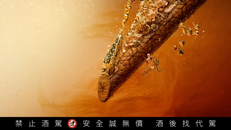 「粱芯金門高粱酒」瓶中可見的百年橡木芯條，賦予酒款天然烘烤木質風味。業者提供