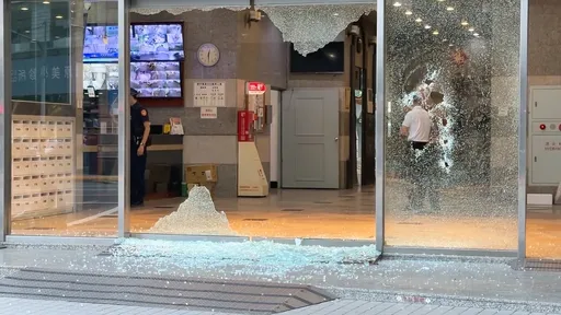 台中商辦清晨遭瘋狂掃射數十槍　大門玻璃全碎！槍手苗栗投案