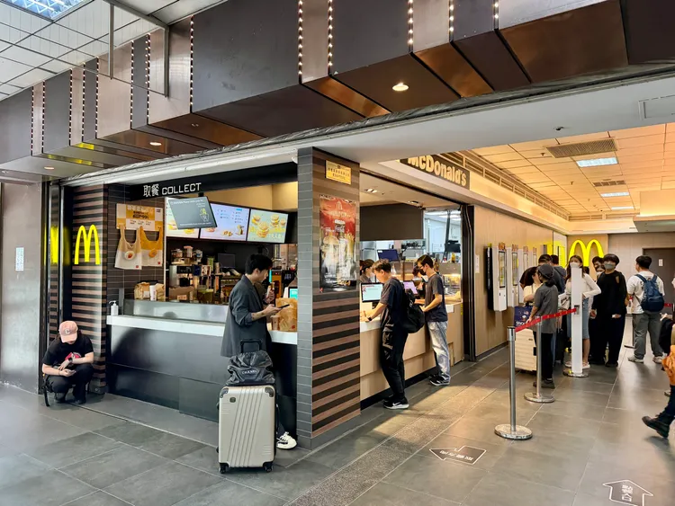 台北車站商場今（25日）正式由新光三越接手經營，一早大廳麥當勞等櫃位已正常營業。莊偉祺攝