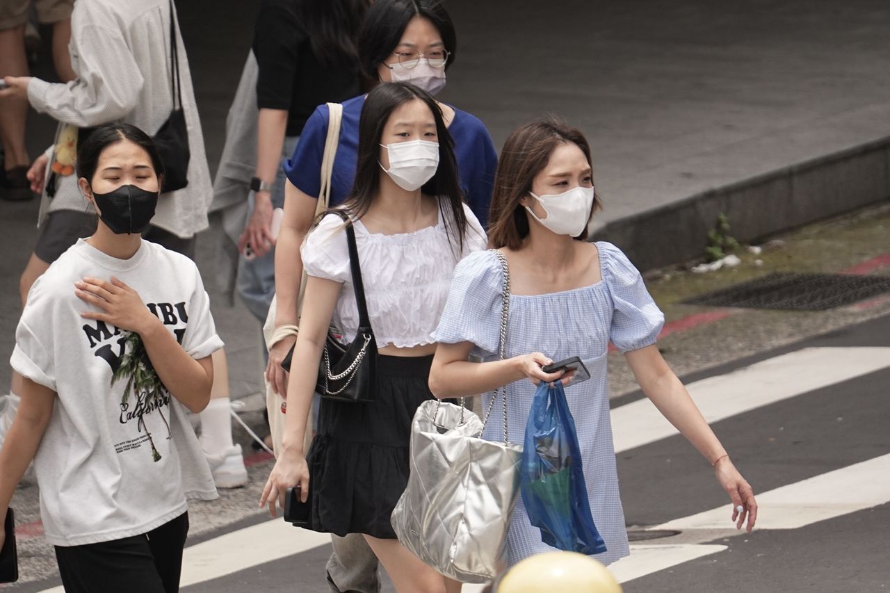 新冠又殺回來!門急診破萬人 醫曝「吞刀片」喉嚨痛是警訊