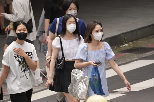 新冠又殺回來！門急診破萬人　醫曝「吞刀片」喉嚨痛是警訊