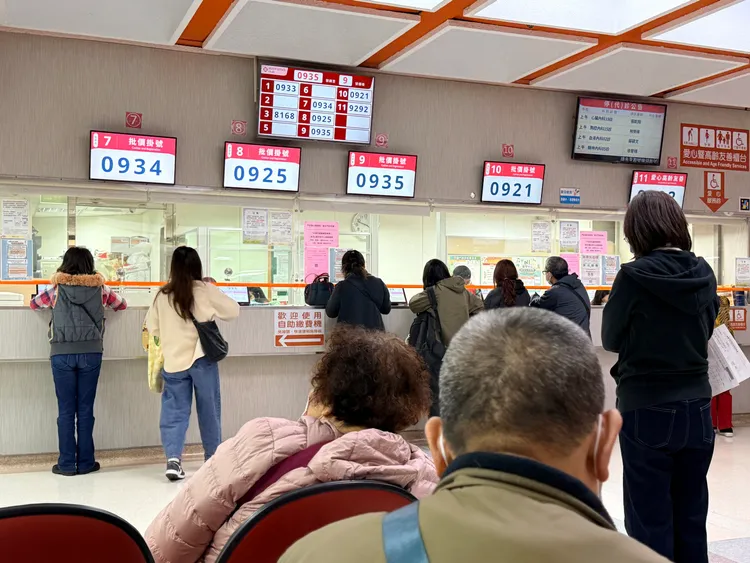 新冠疫情再度升溫，上周就診人次已達1萬605人，較前一周暴增117.4%。示意圖