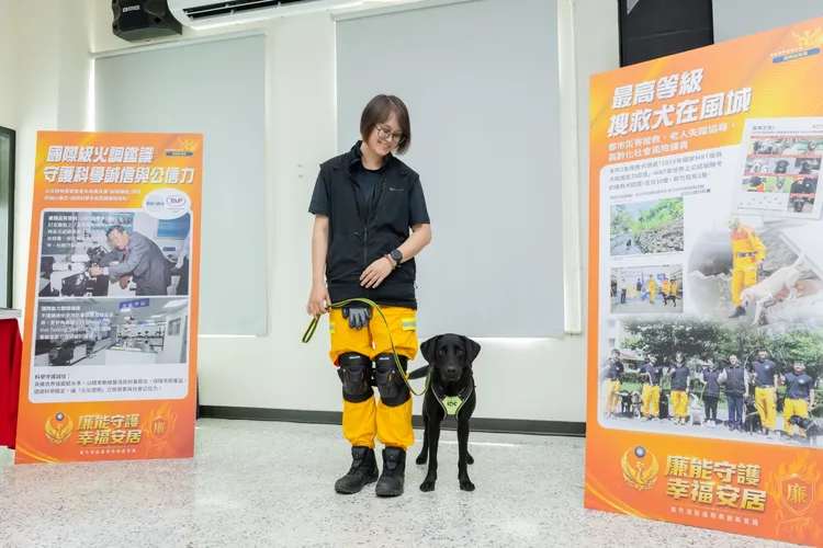 竹市消防局同仁與搜救犬Fenfen。新竹市府提供