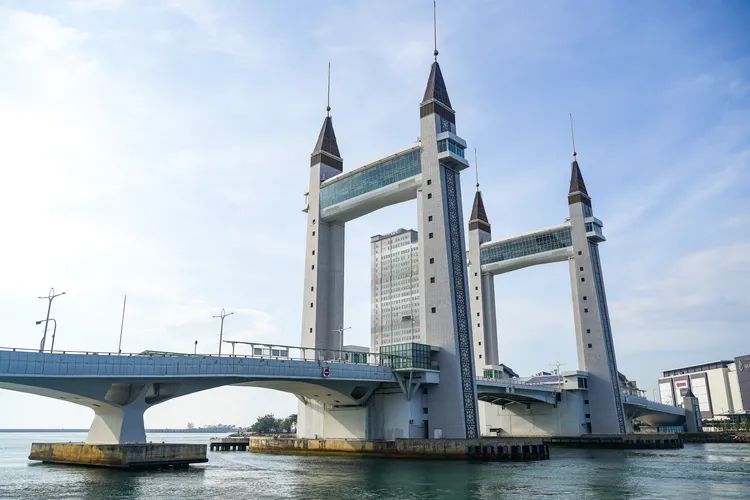 橫跨登嘉樓河出海口的登嘉樓吊橋，展現驚人的現代工藝之美。田欣雲攝影