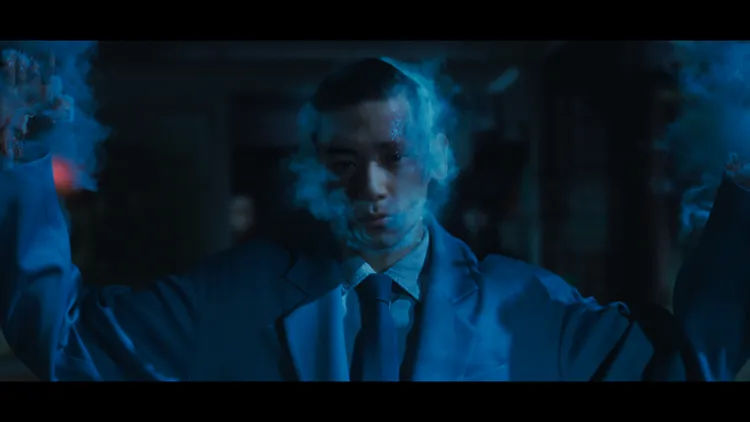 劇中氣體人從人形幻化成氣體，導演片片山慎三鑽研很久，小栗旬看了成品也讚嘆特效。Netflix提供