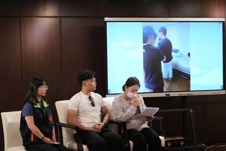 犯保協會高雄分會馨生人謝政憲與母親。犯保協會提供