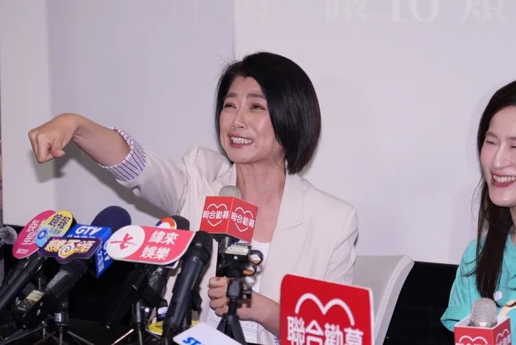 嚴藝文打鼓宣洩打到長繭。攝影中心攝影