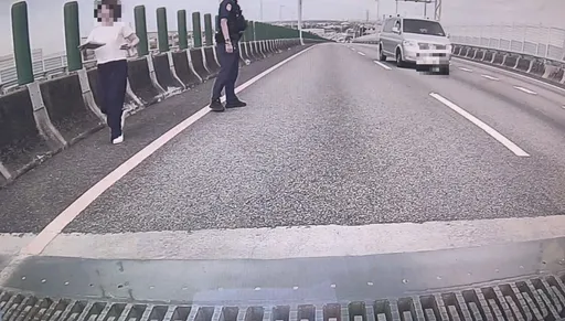 忘了手機放車頂！飆國道藍牙斷線驚覺「噴了」　熱心警助定位尋回　