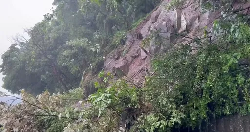 陽明山巨石崩落！公車被迫改道　蔣萬安：還需要一段時間