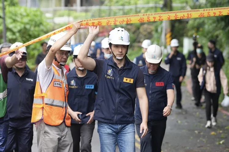 蔣萬安12日視察陽明山土石崩落現場。中央社
