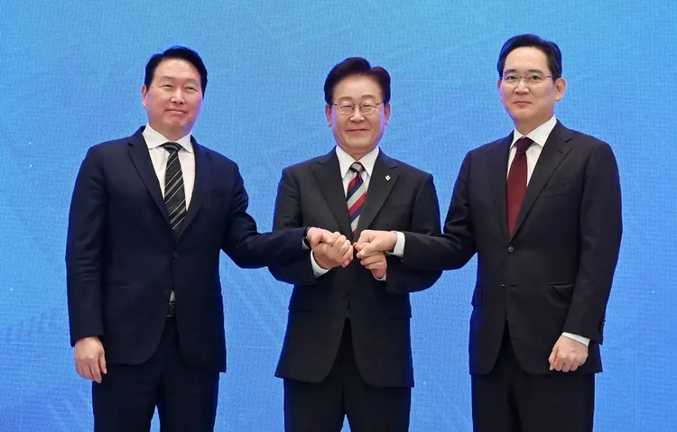 SK集團會長崔泰源（左起）、韓國總統李在明與三星集團李在鎔。路透社