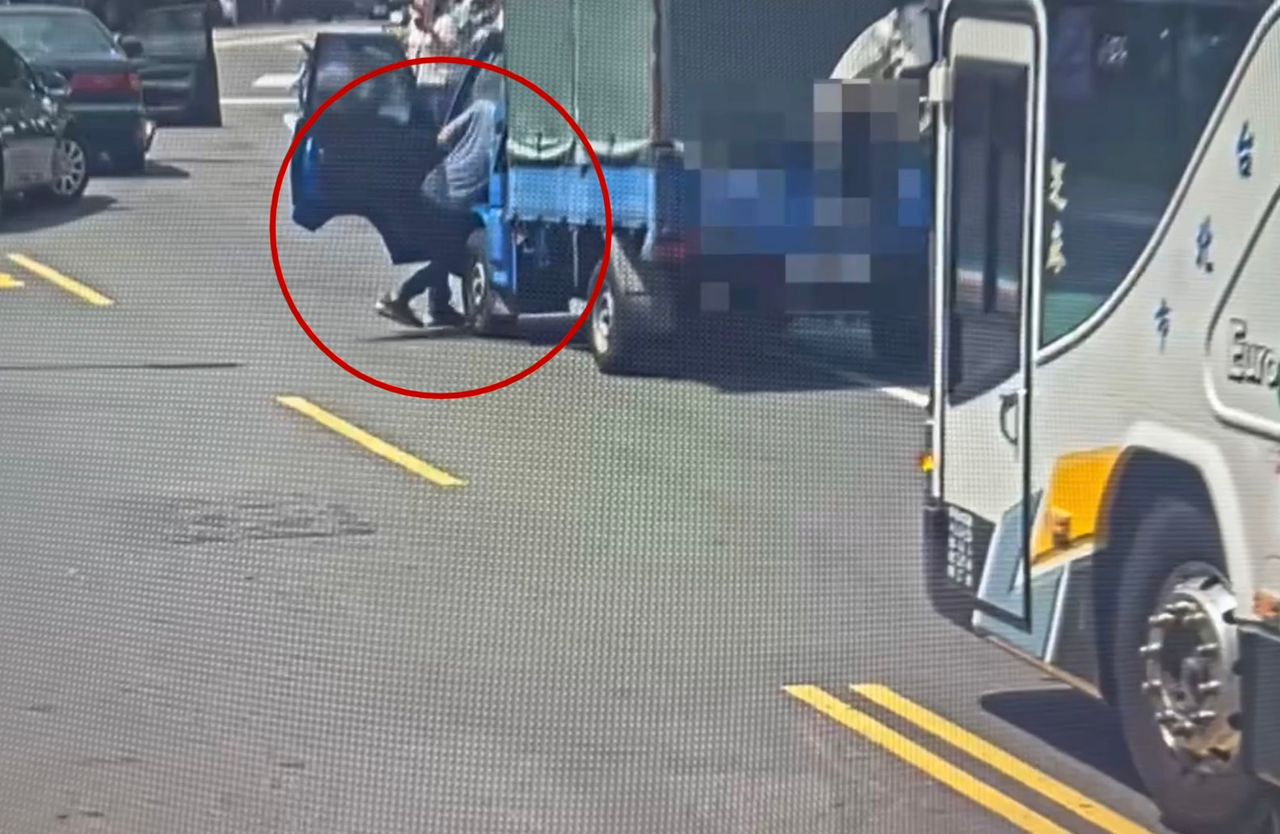 驚!貨車追撞後倒退嚕急墜邊坡 毒駕男手腳並用「人肉煞車法」慘遭拖行